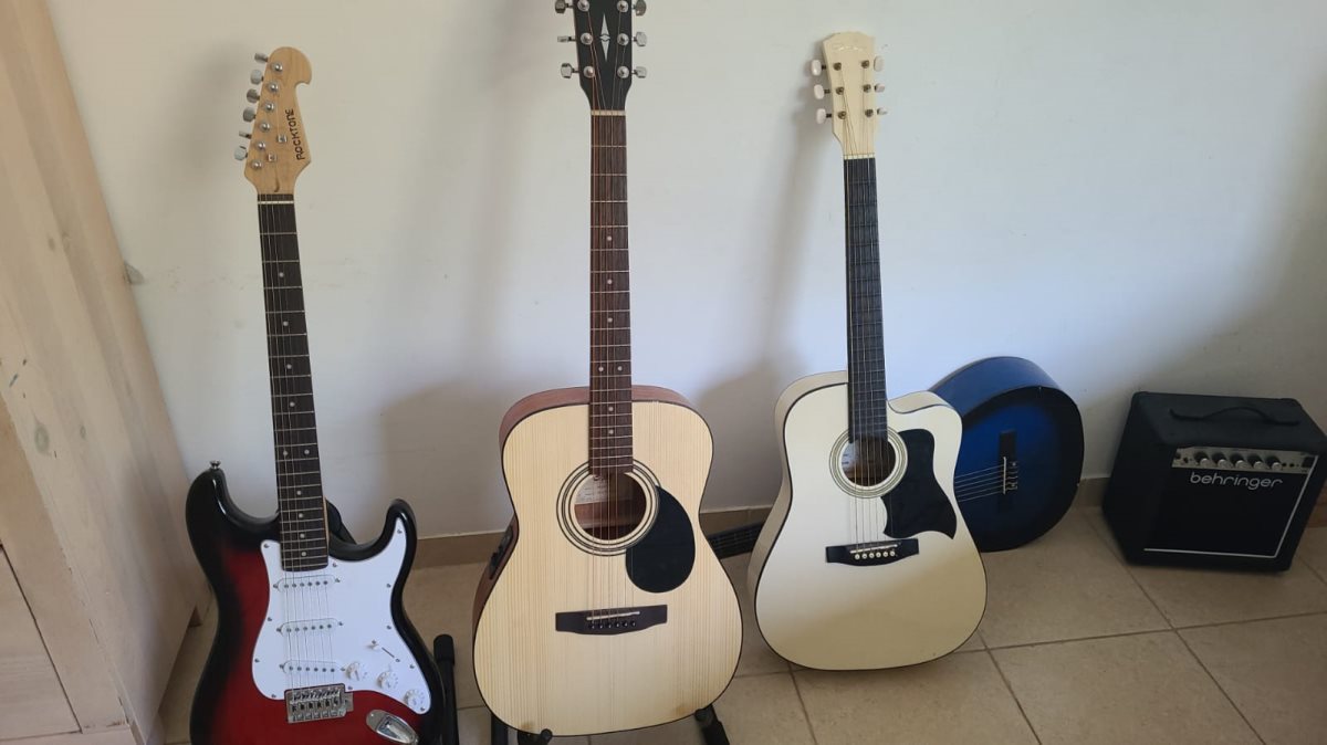 אוסף הגיטרות המרשים של יונתן 