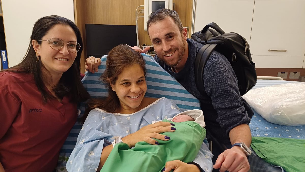בתמונה: שרית ובעלה, יחד עם בקי סלע המיילדת. בתמונה: שרית ובעלה, יחד עם בקי סלע המיילדת.