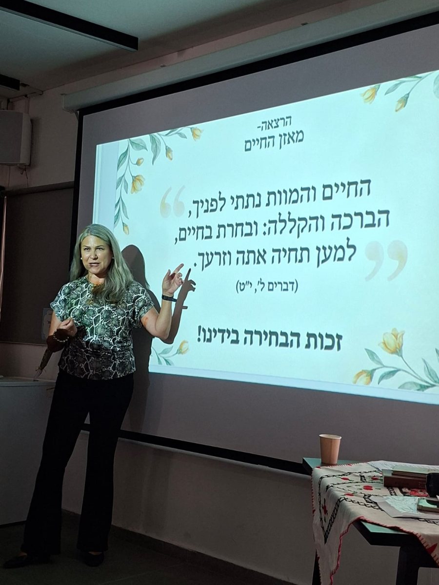 מרסל בן שמחון בהרצאה