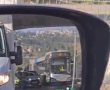 צפו: אוטובוס תקוע מתחת לגשר בגין וגורם לעומסי ענק
