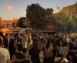 פרשת הסייעות המתעללות: הורים זועמים הפגינו בלהבים; הגננת החשודה תטוס למירוץ איירון מן