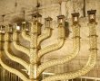 עם מנוף ענק: הבוקר הוצבה חנוכיית הענק בכותל המערבי