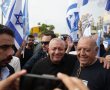 תאונה ביום הבחירות באשדוד: רכב התנגש בדוכן של ישראל ביתנו - פעילה נפצעה