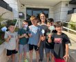 לא רק בזום: מחנכת מגן יבנה יצאה לפגוש את תלמידיה בבית