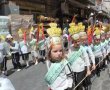 צפו בריקודים: ילדי תולדות אהרון יצאו לתהלוכה ברחובות מאה שערים