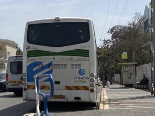 האוטובוס שחנה בתחנה