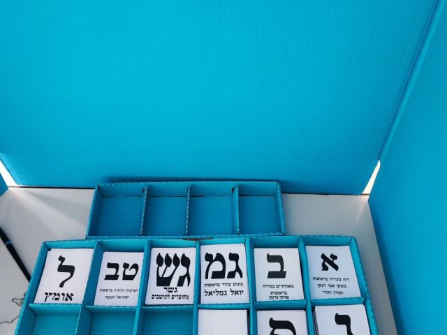 אקים