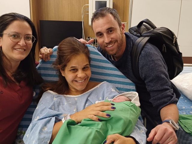 בתמונה: שרית ובעלה, יחד עם בקי סלע המיילדת.
