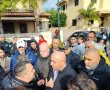 מאות תושבי גדרה הגיעו להפגין מול ביתו של יואל גמליאל וקראו לו להתפטר