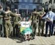 סוחט דמעות: הלוחם הפצוע שחולץ מעזה נפגש עם צוות המסוק שהטיסו ל'אסותא' (וידאו)