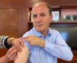 ראשון להתחסן: ראש העיר נתן דוגמא והתחסן    
