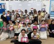 רגע קטן עם לב גדול: תלמידי משואה ריגשו את צוות הספרייה העירונית של קריית גת