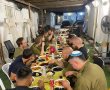 "סבתא סורגת" גירסת אשדוד: סבתות סורגות כובעים לחיילים  