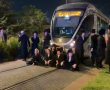 בכותל, אבל מרחוק: הבריסקער'ס מתפללים למען עצור בגרימת נזק לרכבת הקלה | צפו