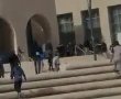 בעקבות סכסוך בין חמולות: פצועים קשה באירוע דקירות בכניסה לבית המשפט (וידאו)